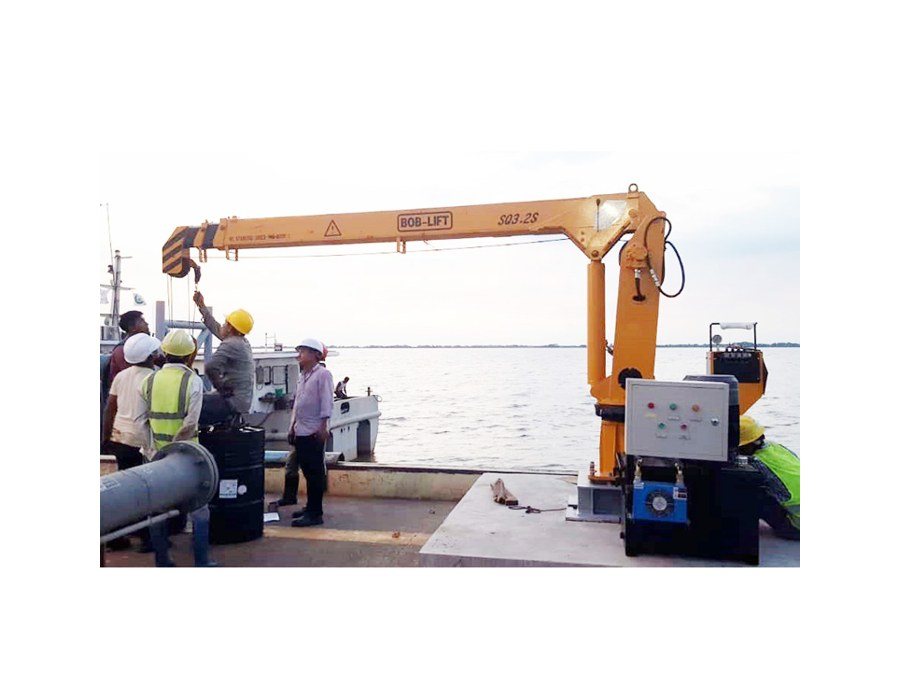 Bob-lift-3-2-ton-telescope-marine-crane-on-deck.jpg